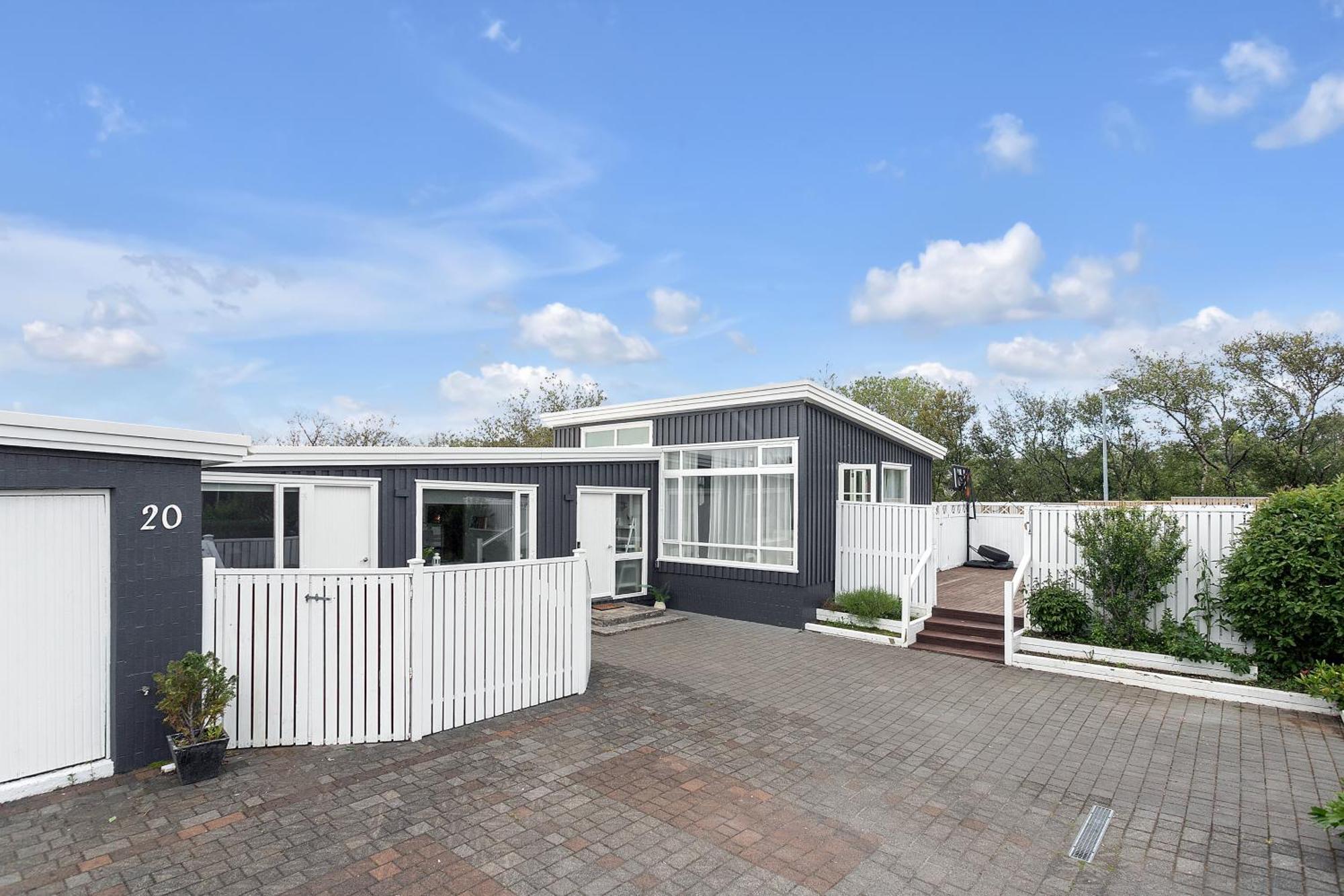 House - Villa With Garden And Hot Tub, 2 Min From Reykjavik Garthabaer Bagian luar foto