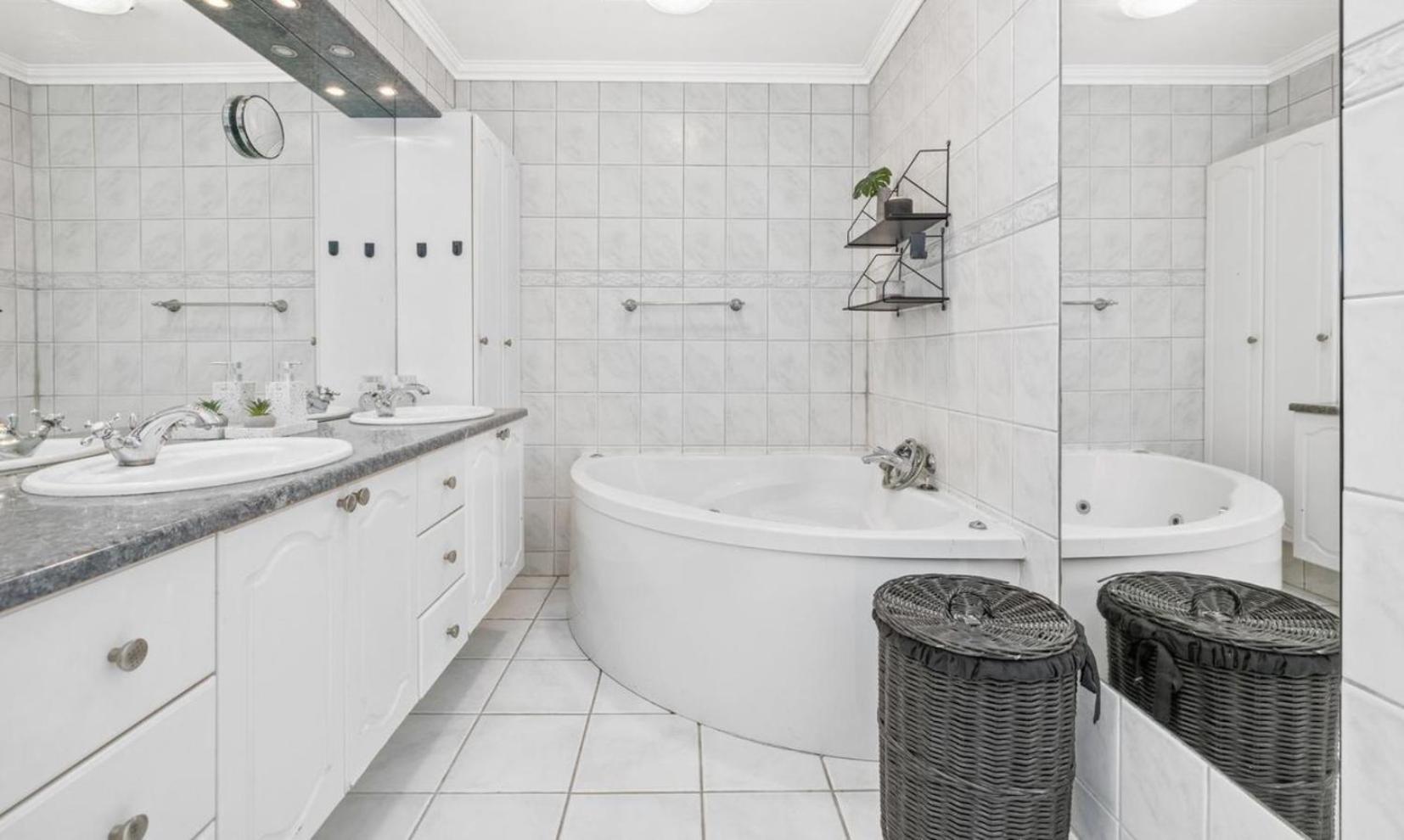 House - Villa With Garden And Hot Tub, 2 Min From Reykjavik Garthabaer Bagian luar foto